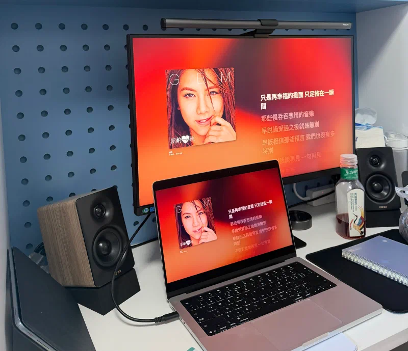 桌面上的电脑、音箱与音乐